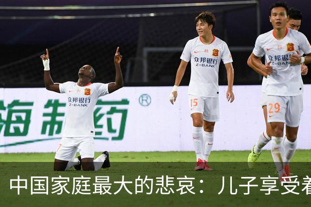 中国家庭最大的悲哀：儿子享受着西式自由，父母守着传统付出